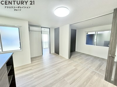 居室・リビング　床の色味が明るいので、お部屋全体も明るい印象になります♪