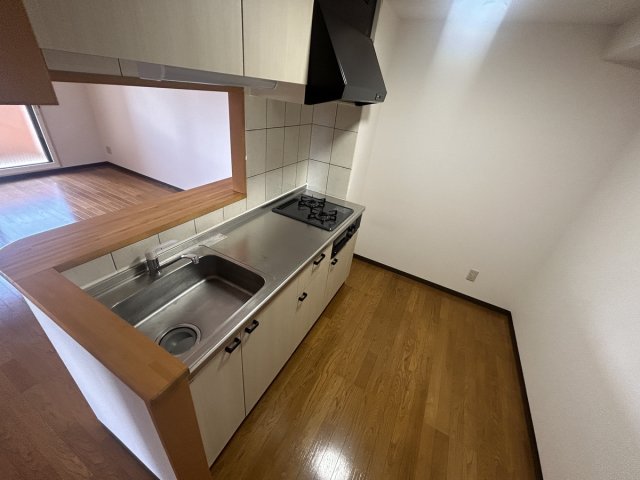 キッチン　カウンターキッチンからリビングの様子を見ながらお料理できます