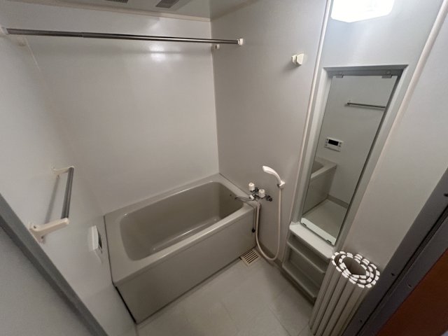 バス・シャワールーム　お風呂は追い焚き機能付きです☆ 浴室乾燥機もあり天気を気にせ