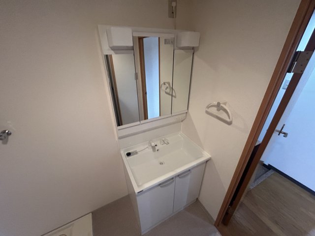 洗面設備　温水シャワー付洗面化粧台で便利です！