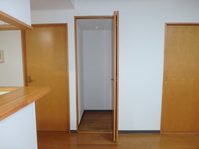 収納　リビングにも収納あり♪掃除用具等の収納に便利です☆