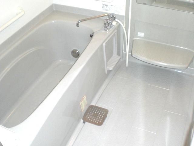 バス・シャワールーム　☆自慢の追い焚き一坪バス☆