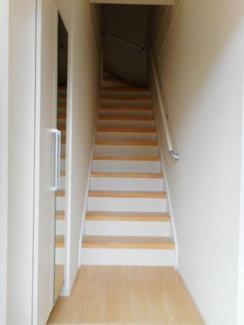 玄関　★玄関開けたら専用階段★