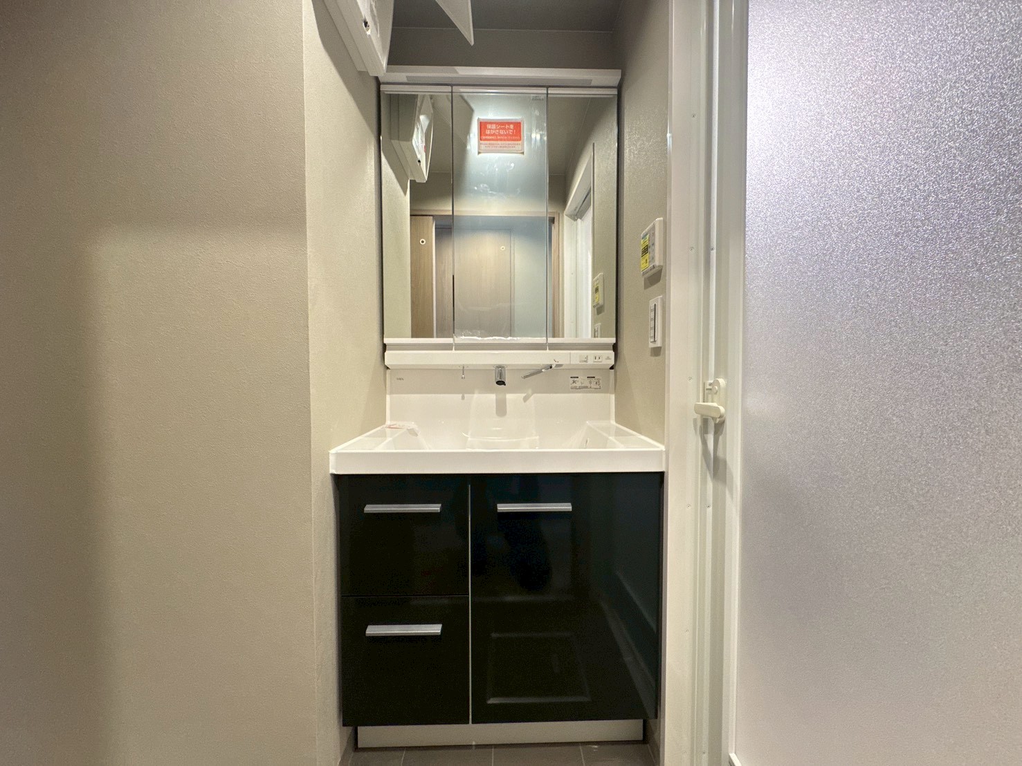 洗面設備　三面鏡洗面化粧台