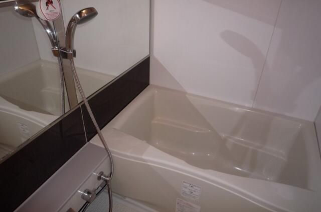 バス・シャワールーム　コンパクトで使いやすいお風呂です