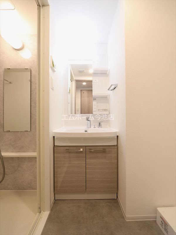 洗面設備　脱衣所　独立洗面台（シャンプードレッサー付）収納スペース有