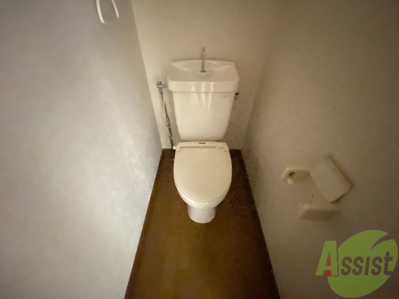 トイレ　こちらはトイレになります。タオル掛けもありますね。