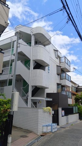 建物外観　道路側の最上階が401号室