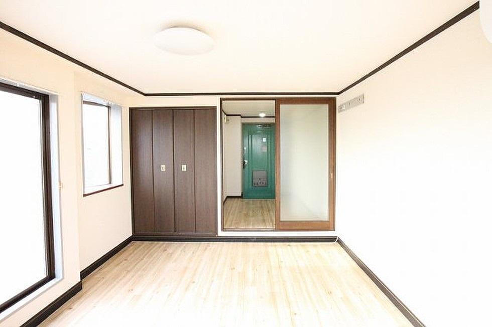 居室・リビング　白が基調の清潔的な部屋