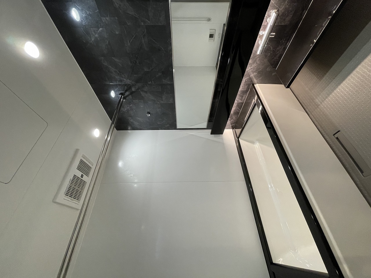 バス・シャワールーム　高級感＋広々浴槽で落ち着いた時間を