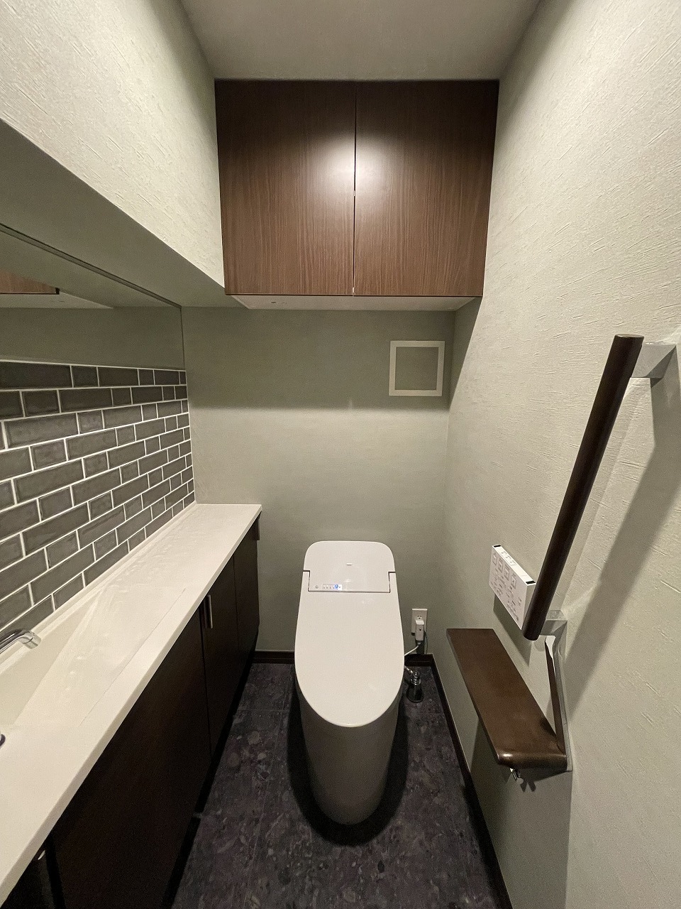 トイレ　タンクレス、お手洗いスペースも完備