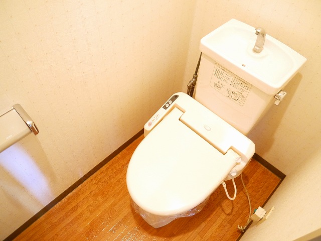 トイレ　落ち着いた色調のトイレです