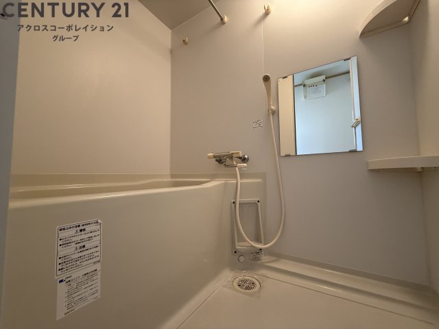 バス・シャワールーム　シンプルな浴室