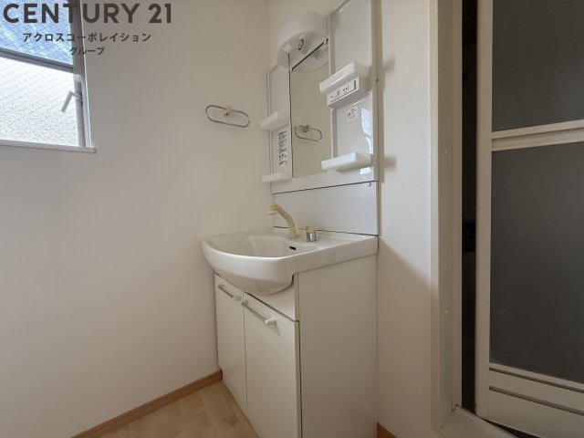 洗面設備　室内に洗濯機置き場があります