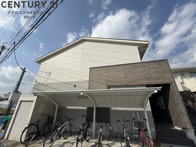 建物外観　駐車場、駐輪場付き