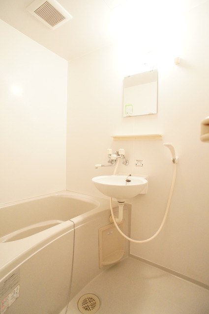 バス・シャワールーム　浴槽があるのでゆったり湯船につかれますね♪