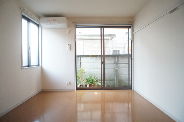 居室・リビング　室内は木の温もりが優しいフローリングです♪