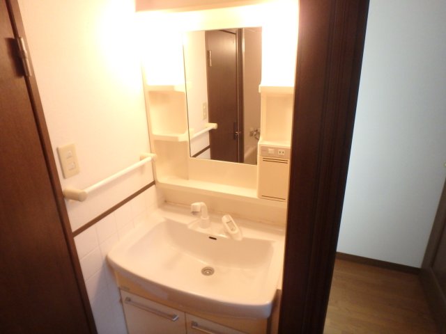 洗面設備　明るい洗面所です