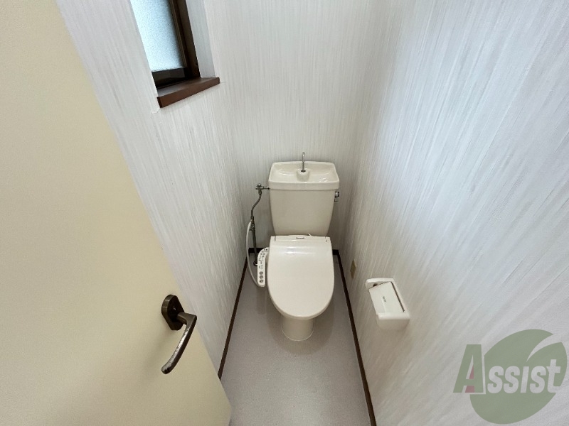 トイレ　こちらはトイレになります。ウォシュレット機能付です。