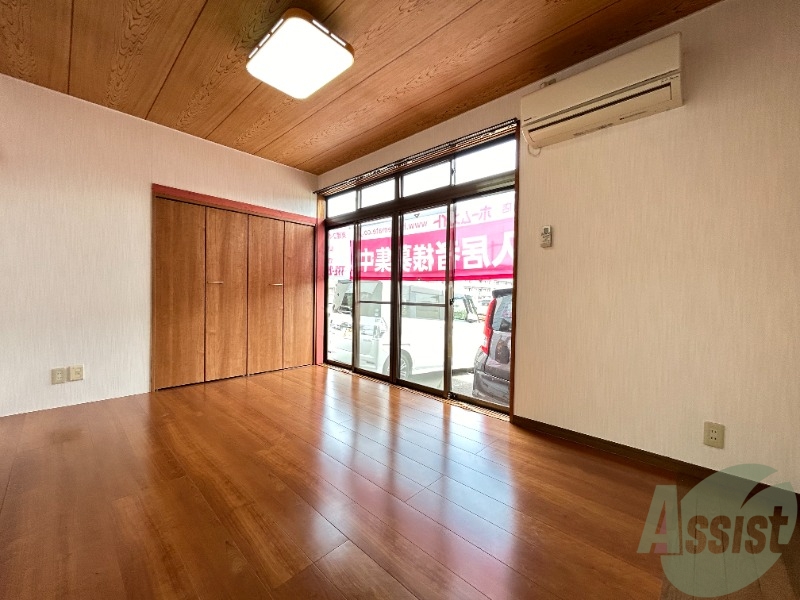 居室・リビング　こちらは６帖の洋室のお部屋になります。日当たり良好です。