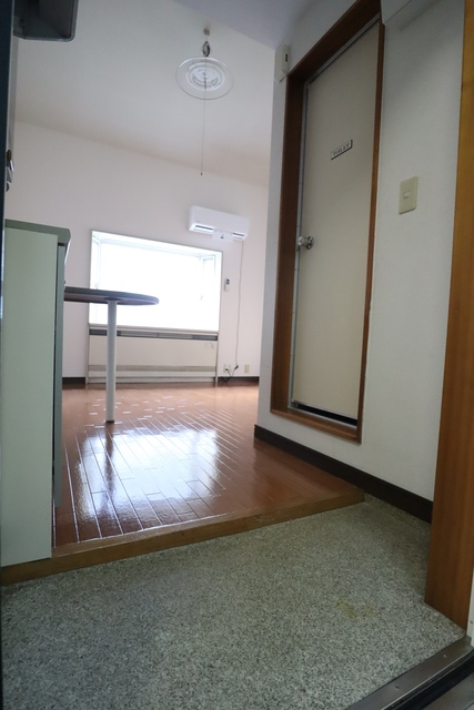 玄関　参考写真（同建物別部屋のものです）