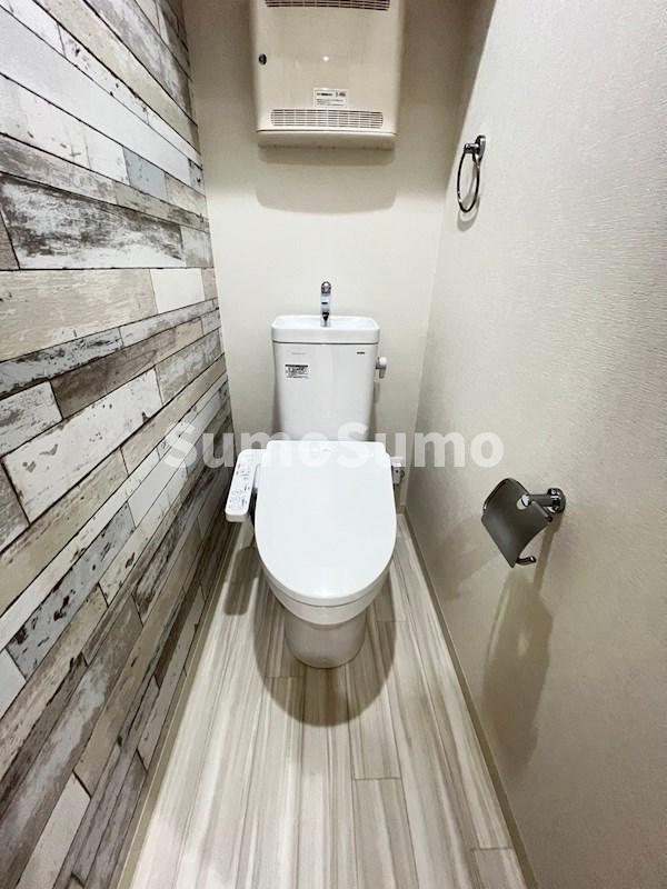 トイレ　落ち着いた色調のトイレです