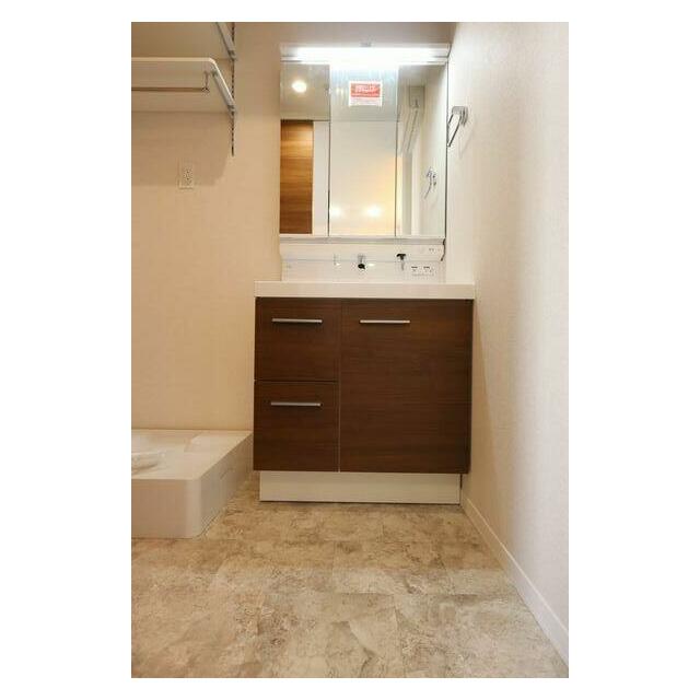 洗面設備　【洗面所】独立洗面台はシャワーノズルが付いているので、簡単な