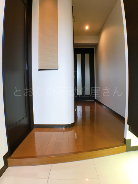 玄関　玄関　※参考画像のため、デザインカラーが異なります。