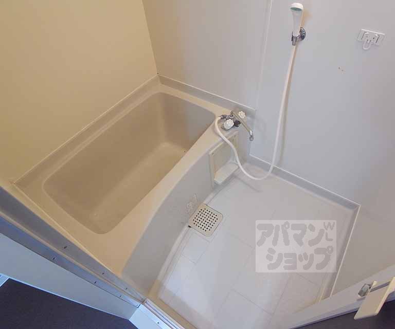 バス・シャワールーム　バスルーム。