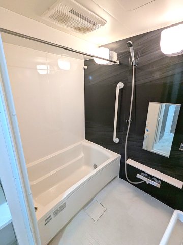 バス・シャワールーム　追焚オートバス、ロングバスタブです、浴室換気乾燥機付バスルー