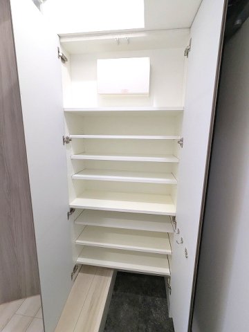 玄関　収納豊富なトールタイプのシューズBOX、右下に傘フック付です