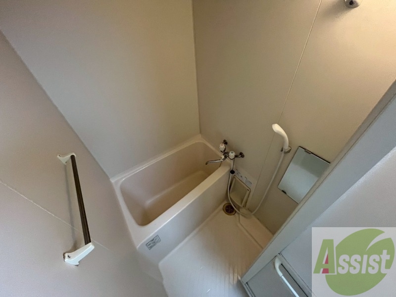 バス・シャワールーム　こちらはお風呂。一日の疲れをここで癒してください。