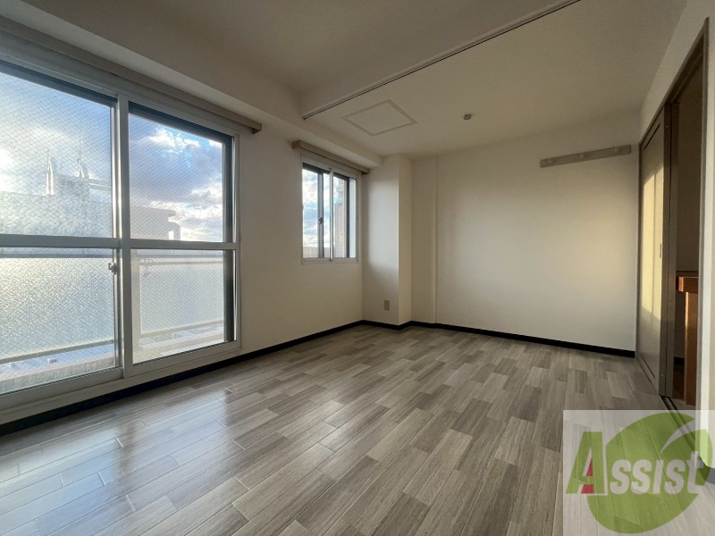 その他部屋・スペース　８帖の洋室です。広々として、きれいですね。