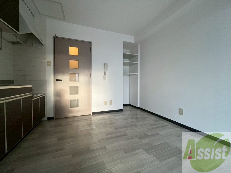 居室・リビング　木目のフローリングは落ち着きのある印象のお部屋になりますね。