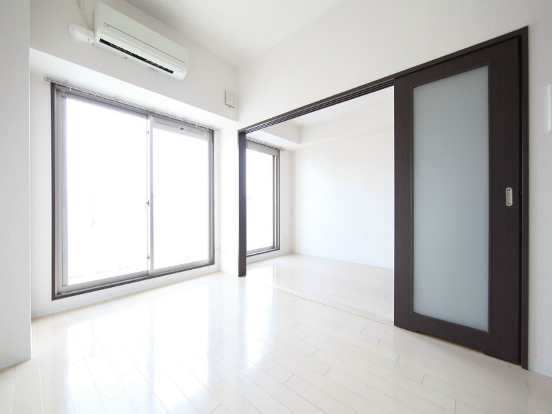 バルコニー　LDK8.6帖　エアコン付　バルコニーに面しています