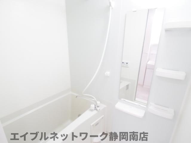 バス・シャワールーム　落ち着いた空間のお風呂です