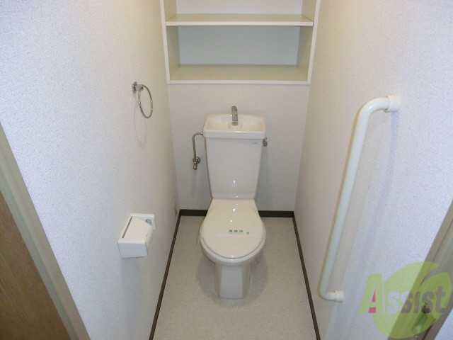 トイレ　清潔感のあるきれいなトイレ。手すり、棚もついてます