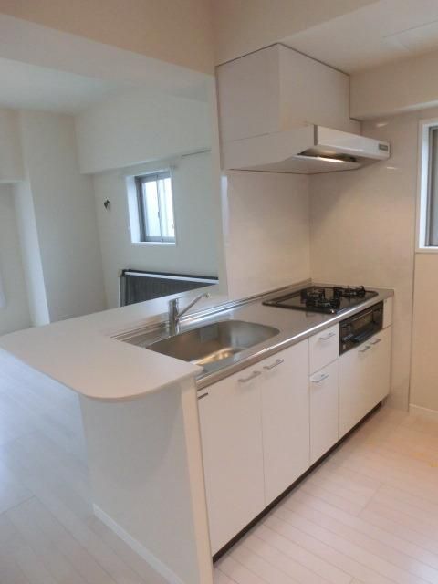 キッチン　カウンターキッチン　窓完備