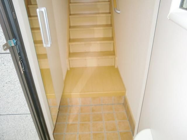 玄関　★２階へもプライベート階段です★