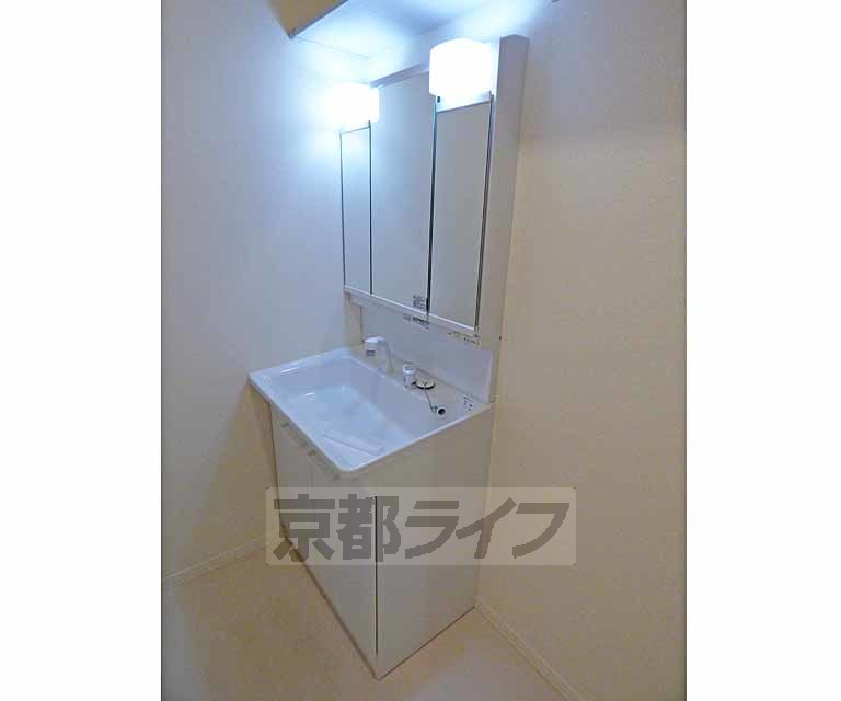 洗面設備　使い勝手の良い独立洗面台です。