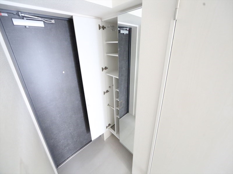 玄関　玄関　シューズボックス付（収納充実してます）