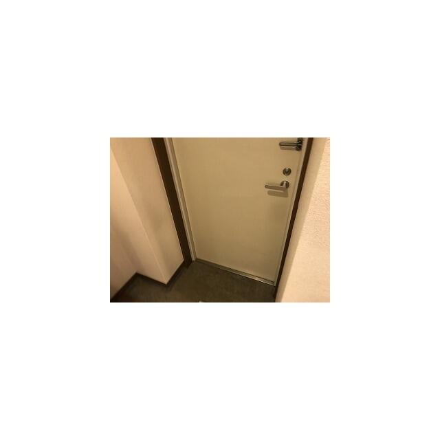 玄関　※掲載写真は同物件別室です。