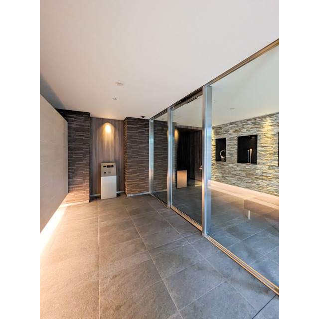 エントランス　落ち着いたエントランスです