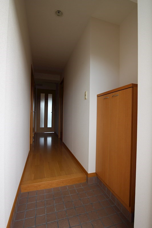 玄関　※参照※【別号室の写真です】家らしい廊下を備えます。