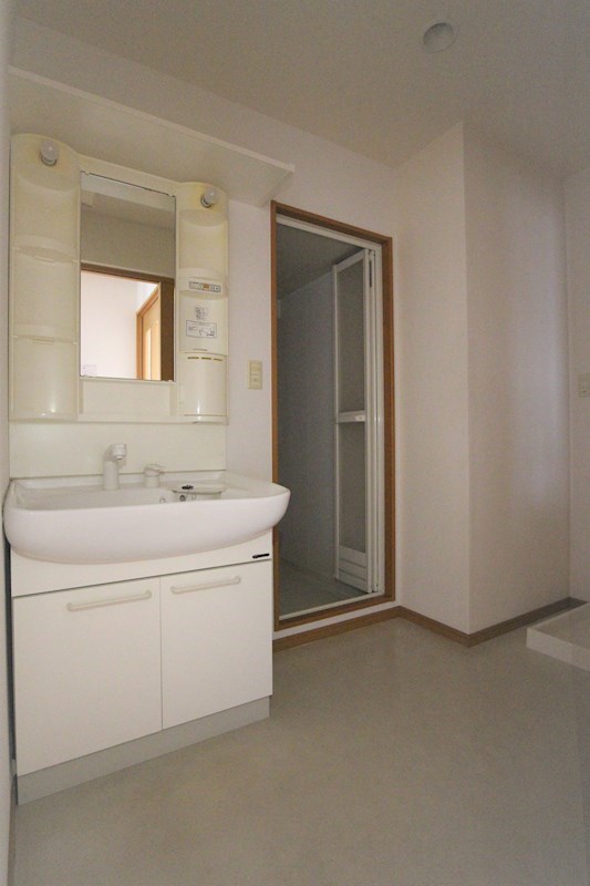 洗面設備　脱衣スペースも十分にある洗面所。