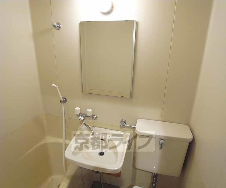 洗面設備　きれいな洗面台です