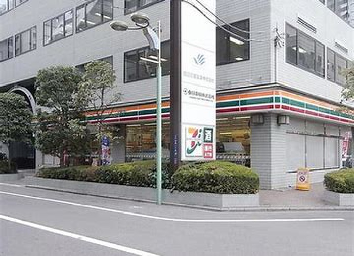 コンビニ　セブンイレブン三鷹北口店（コンビニ）まで210m