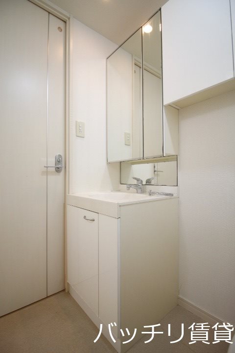 洗面設備　別号室タイプの為、現状を優先致します。