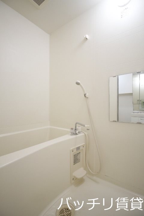 バス・シャワールーム　別号室タイプの為、現状を優先致します。