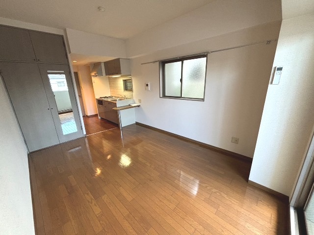 居室・リビング　同物件、別号室